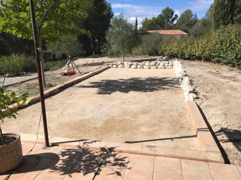 Création d'un terrain de boules à côté d'une maison située à Ventabren