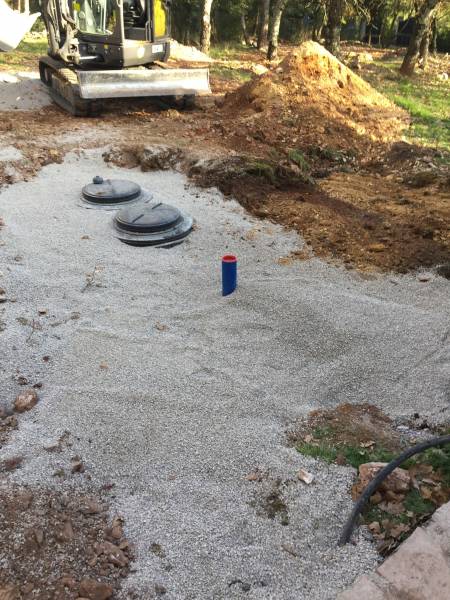 Pose d'une filière d'assainissement compacte chez un propriétaire