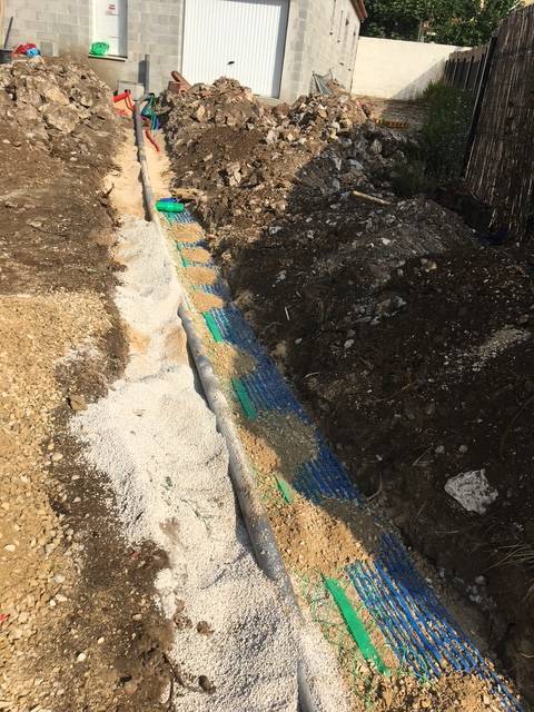 Viabilisation de villa à Rognac 13340 : Rocheblave Terrassement, votre expert en raccordements et terrassement dans les Bouches-du-Rhône.