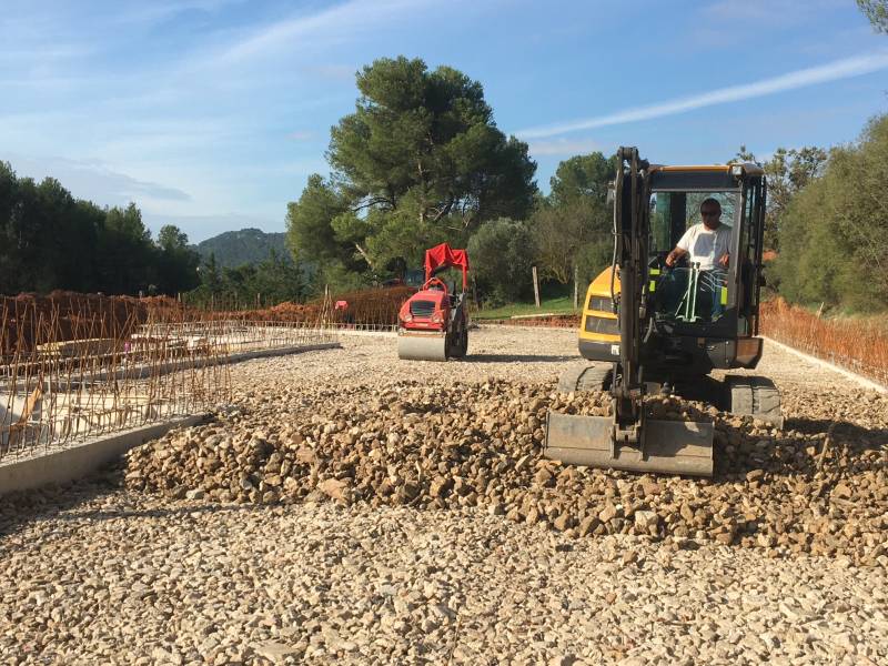 Terrassement de plateforme et remblaiement pour écuries en Provence : Rocheblave Terrassement, votre expert à Velaux.
