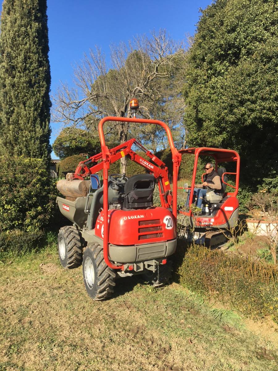 Création d'allée en gravillons à Aix-en-Provence par Rocheblave Terrassement : expertise et efficacité pour votre villa des Bouches-du-Rhône.